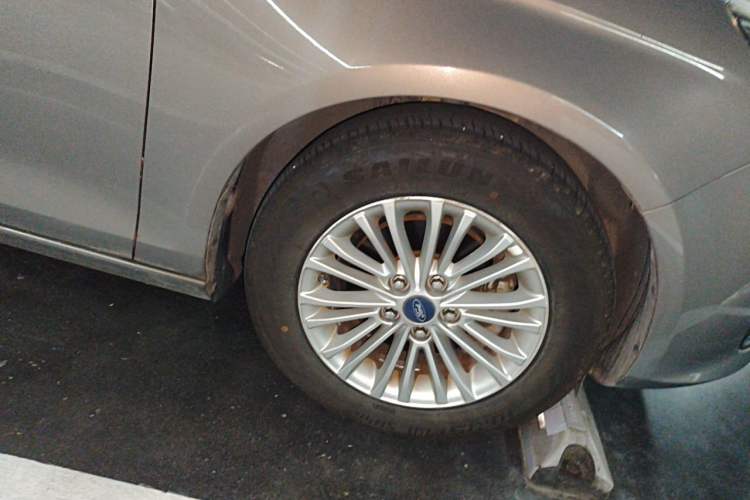 Used Ford Escort 2015 1.5L Manual Comfort Model Right Front Wheel Hub