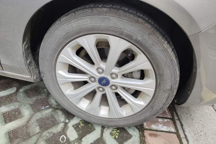 Used Ford Escort 2015 1.5L Manual Fashion Edition Right Front Wheel Hub