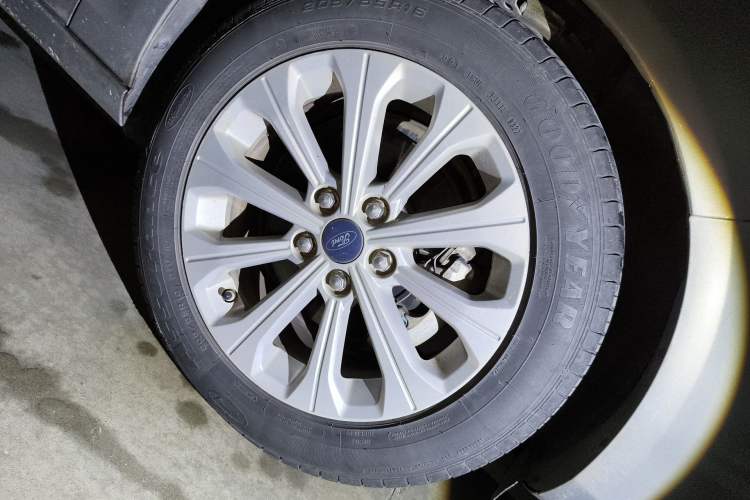 Used Ford Escort 2015 1.5L Automatic Fashion Model Right Front Wheel Hub