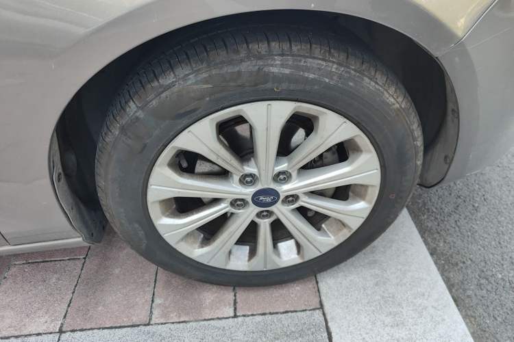 Used Ford Escort 2015 1.5L Automatic Fashion Model Right Front Wheel Hub