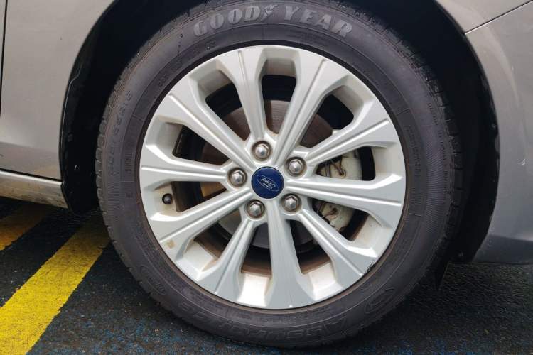 Used Ford Escort 2015 1.5L Automatic Fashion Model Right Front Wheel Hub