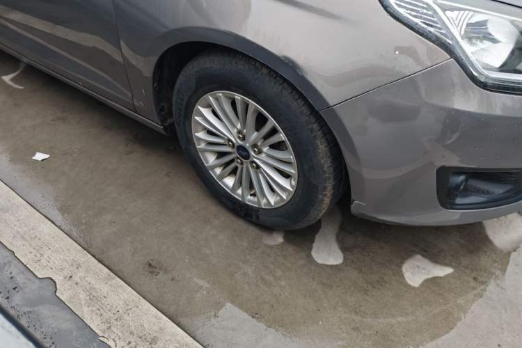 Used Ford Escort 2015 1.5L Manual Comfort Model Right Front Wheel Hub