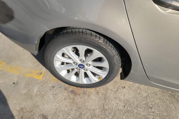 Used Ford Escort 2015 1.5L Automatic Fashion Model Right Rear Wheel Hub