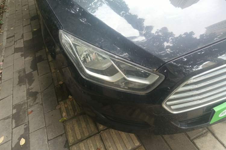 Used Ford Escort 2017 Revised Version 1.5L Manual Comfort Edition Right Front Headlight