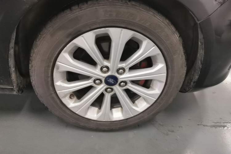 Used Ford Escort 2017 Happiness Edition 1.5L Automatic Fashion Version Right Front Wheel Hub