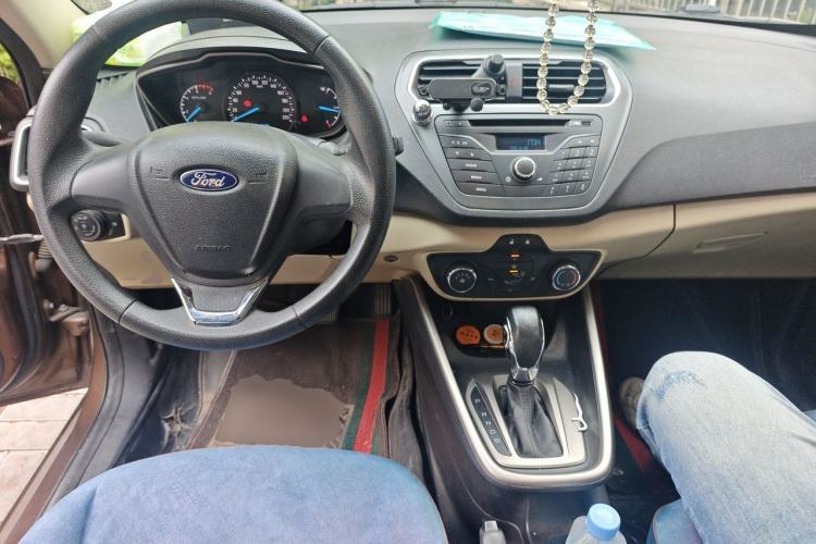 Used Ford Escort 2017 1.5L Automatic Comfort Model Center Console