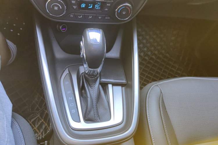 Used Ford Escort 2017 Happiness Edition 1.5L Automatic Fashion Version Gear Lever