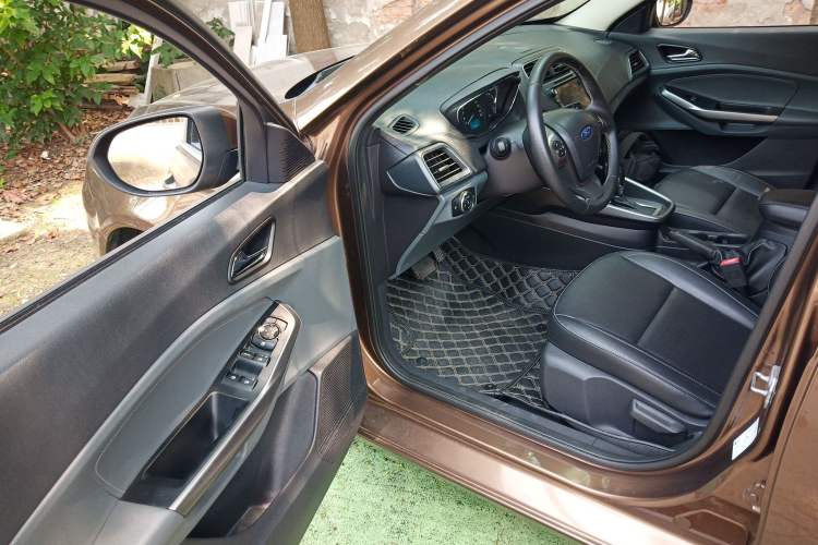 Used Ford Escort 2017 Happiness Edition 1.5L Automatic Fashion Version Interior 3