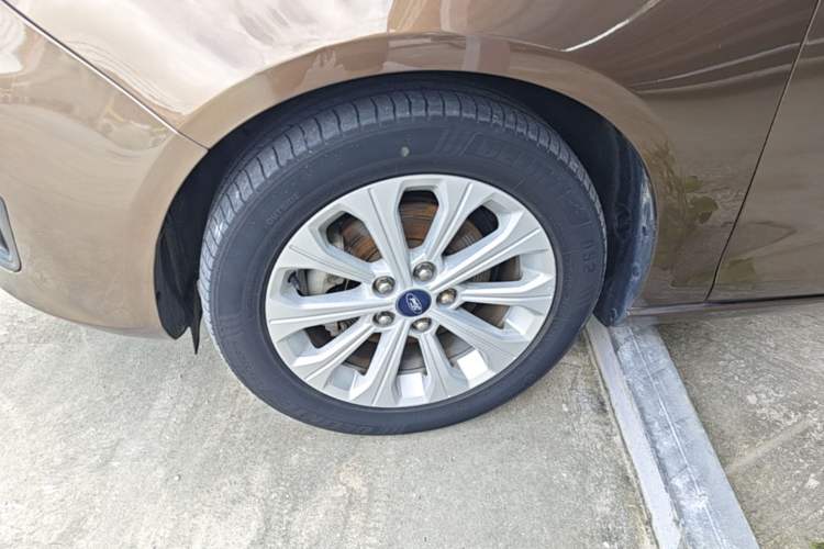 Used Ford Escort 2017 Happiness Edition 1.5L Automatic Fashion Version Left Front Wheel Hub