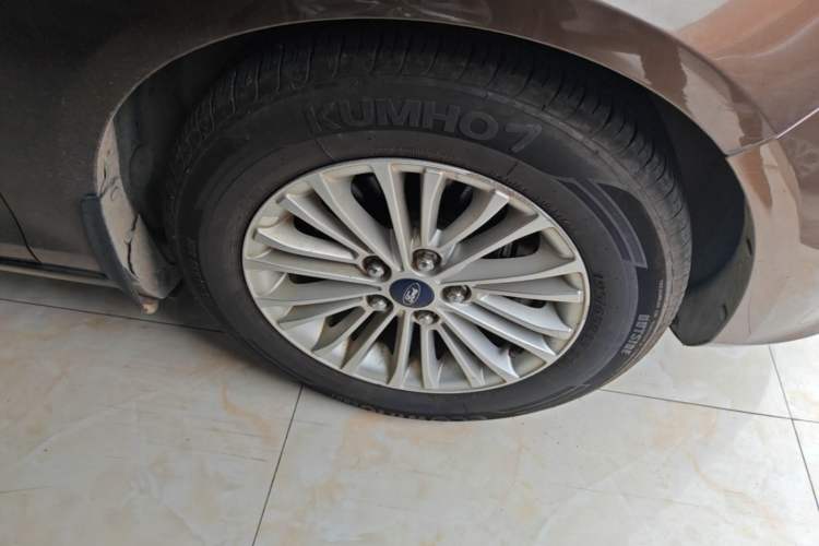 Used Ford Escort 2017 1.5L Manual Comfort Model Right Front Wheel Hub