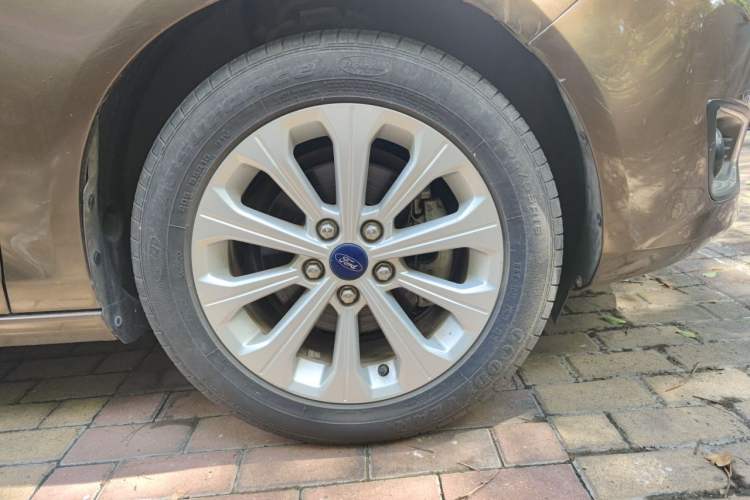 Used Ford Escort 2017 Happiness Edition 1.5L Automatic Fashion Version Right Front Wheel Hub