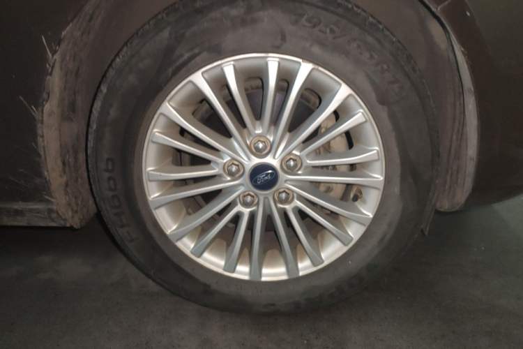 Used Ford Escort 2017 1.5L Manual Comfort Model Right Front Wheel Hub