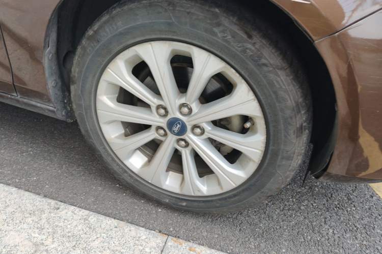 Used Ford Escort 2017 Happiness Edition 1.5L Automatic Fashion Version Right Front Wheel Hub