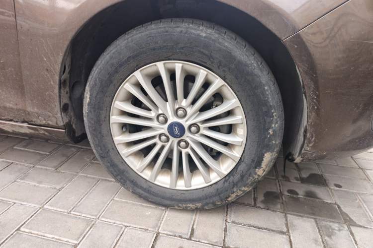 Used Ford Escort 2017 1.5L Automatic Comfort Model Right Front Wheel Hub