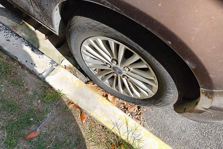 Used Ford Escort 2017 1.5L Manual Comfort Model Right Front Wheel Hub