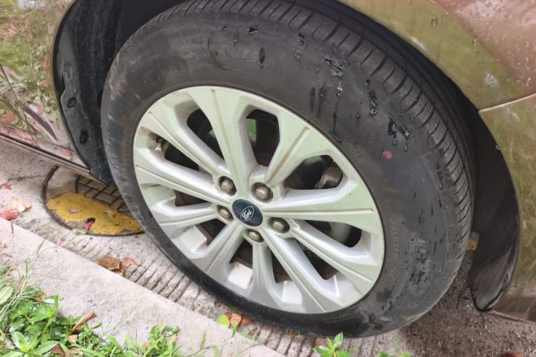 Used Ford Escort 2017 Happiness Edition 1.5L Automatic Fashion Version Right Front Wheel Hub