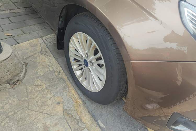 Used Ford Escort 2017 1.5L Automatic Comfort Model Right Front Wheel Hub