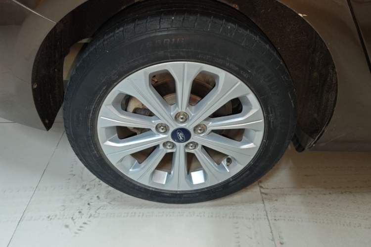 Used Ford Escort 2017 Happiness Edition 1.5L Automatic Fashion Version Right Rear Wheel Hub