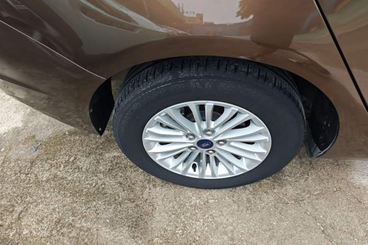 Used Ford Escort 2017 1.5L Automatic Comfort Model Right Rear Wheel Hub