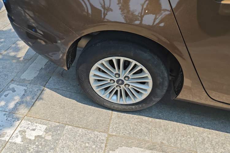 Used Ford Escort 2017 1.5L Manual Comfort Model Right Rear Wheel Hub