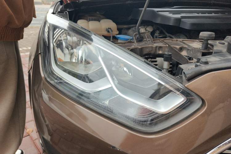 Used Ford Escort 2017 Revised Version 1.5L Manual Comfort Edition Right Front Headlight