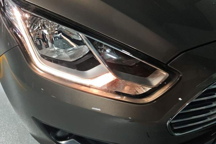 Used Ford Escort 2017 Happiness Edition 1.5L Automatic Fashion Version Right Front Headlight