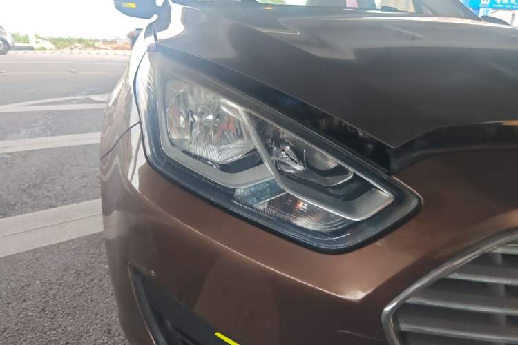 Used Ford Escort 2017 1.5L Automatic Comfort Model Right Front Headlight