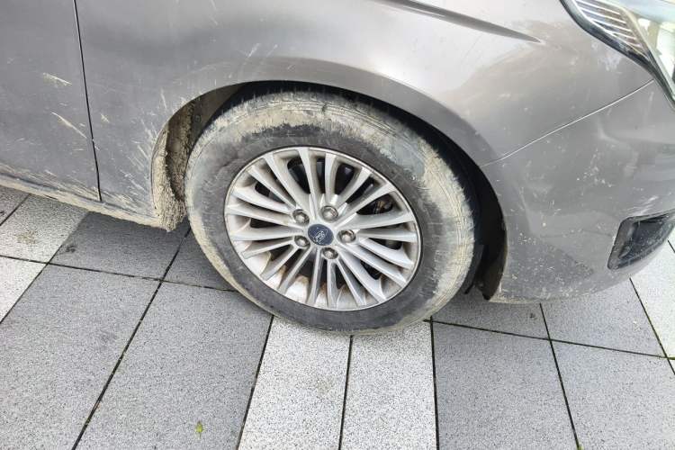 Used Ford Escort 2017 1.5L Manual Comfort Model Right Front Wheel Hub