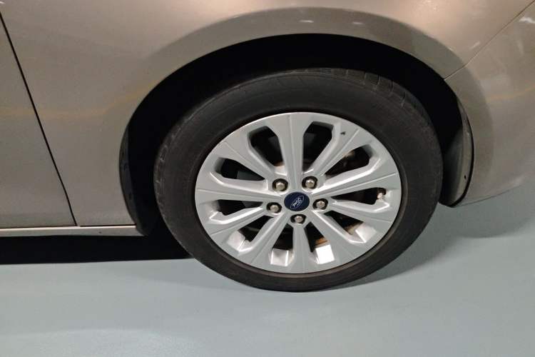 Used Ford Escort 2017 Happiness Edition 1.5L Automatic Fashion Version Right Front Wheel Hub