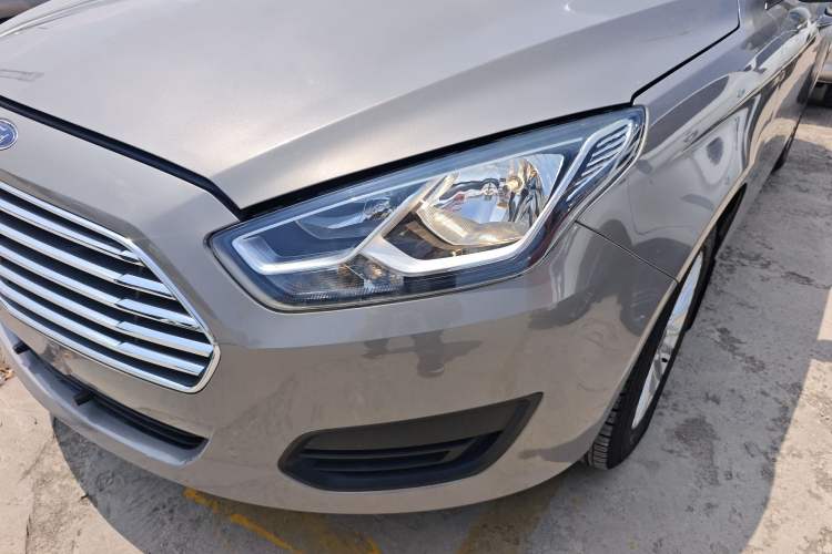 Used Ford Escort 2017 Revised Version 1.5L Manual Comfort Edition Left Front Headlight