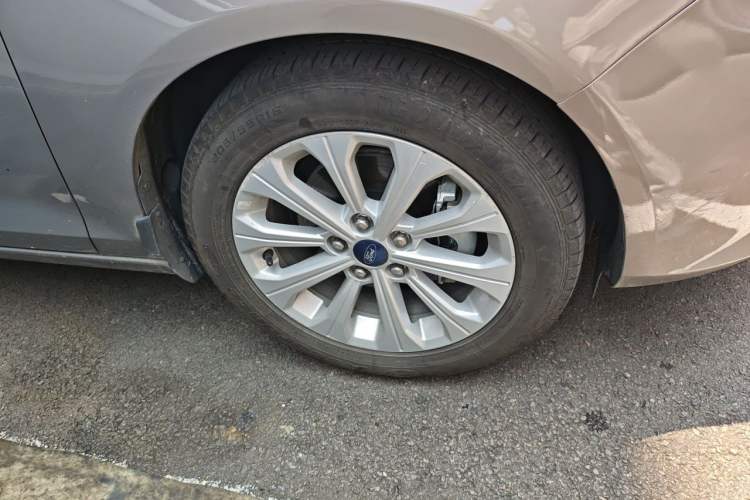 Used Ford Escort 2017 Happiness Edition 1.5L Automatic Fashion Version Right Front Wheel Hub
