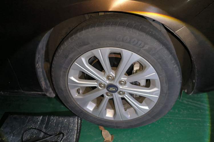 Used Ford Escort 2017 Happiness Edition 1.5L Automatic Fashion Version Right Front Wheel Hub