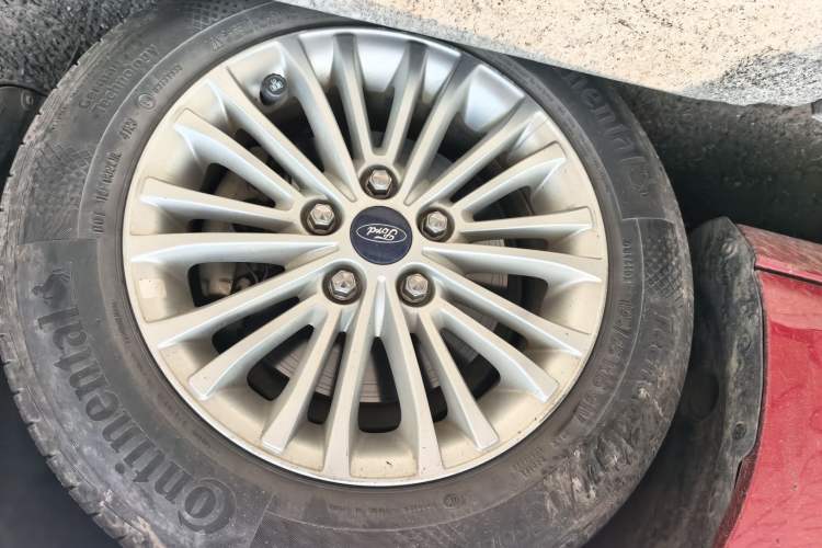 Used Ford Escort 2017 1.5L Manual Comfort Model Right Front Wheel Hub