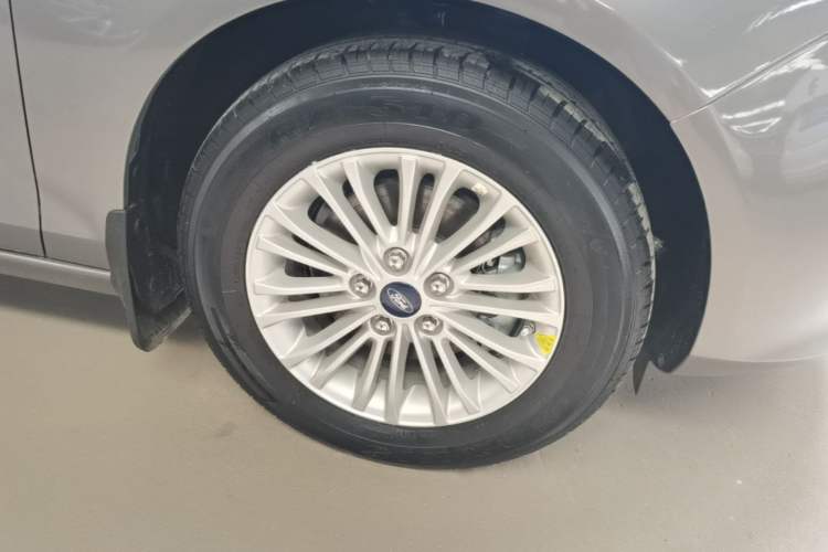 Used Ford Escort 2017 1.5L Automatic Comfort Model Right Front Wheel Hub