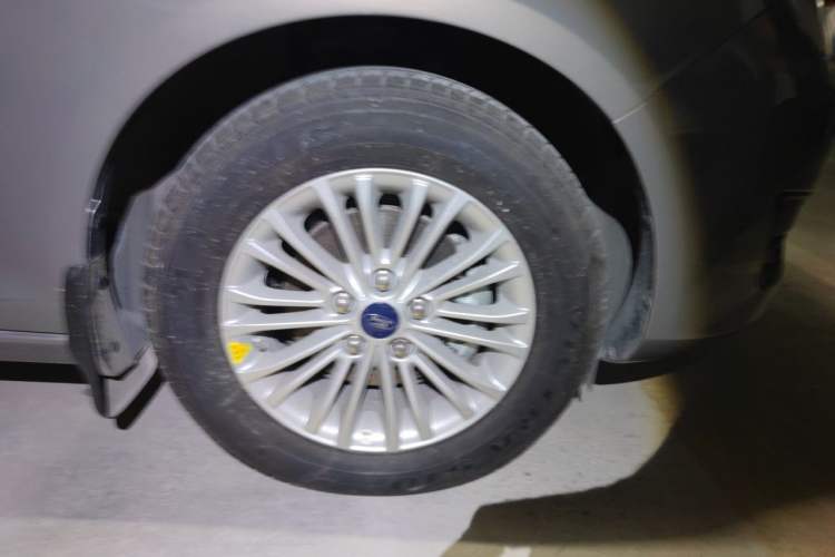Used Ford Escort 2017 1.5L Automatic Comfort Model Right Front Wheel Hub