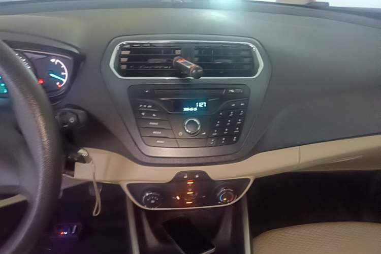 Used Ford Escort 2017 Revised Version 1.5L Manual Comfort Edition Audio And AC Panel