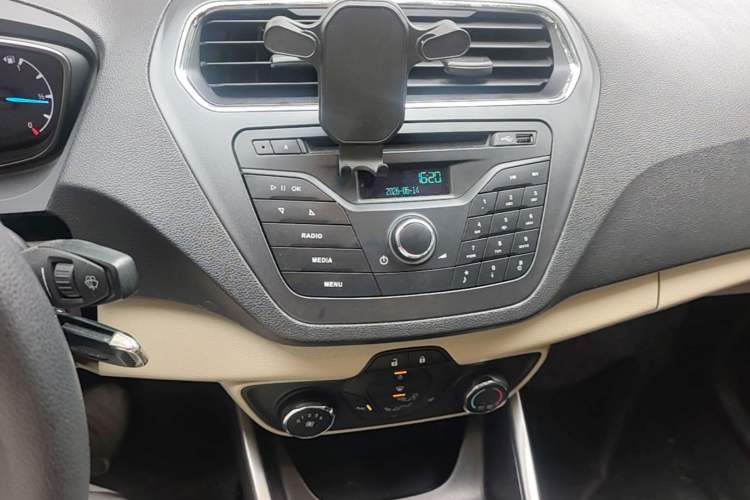 Used Ford Escort 2017 Revised Version 1.5L Manual Comfort Edition Audio And AC Panel