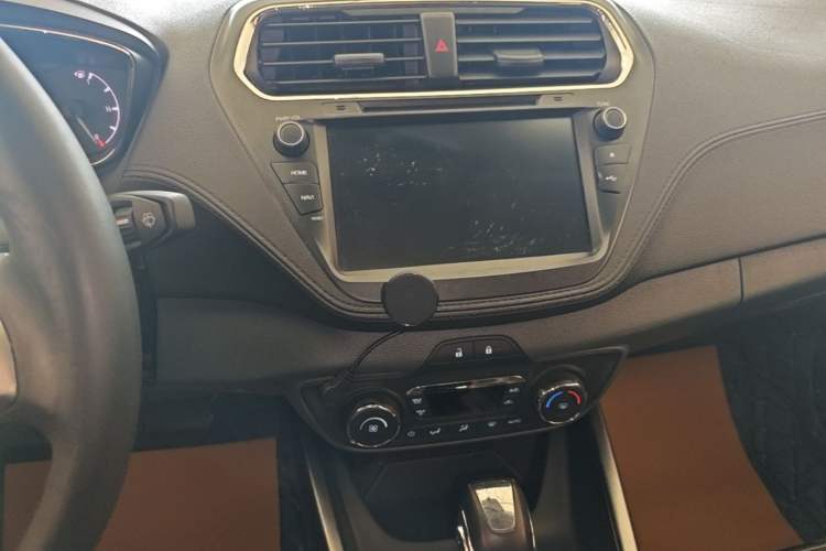 Used Ford Escort 2017 Happiness Edition 1.5L Automatic Fashion Version Audio And AC Panel