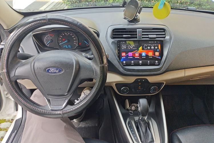 Used Ford Escort 2017 Revised Version 1.5L Automatic Comfort Edition Center Console