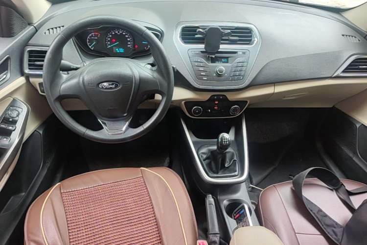 Used Ford Escort 2017 Revised Version 1.5L Manual Comfort Edition Center Console