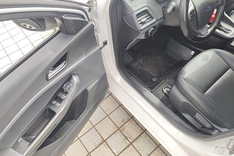 Used Ford Escort 2017 Happiness Edition 1.5L Automatic Fashion Version Driver Seat