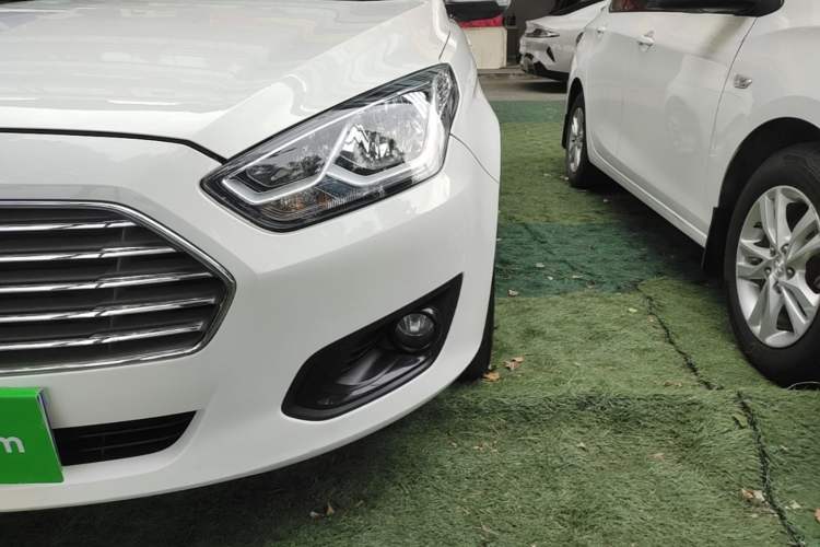 Used Ford Escort 2017 Happiness Edition 1.5L Automatic Fashion Version Left Front Headlight