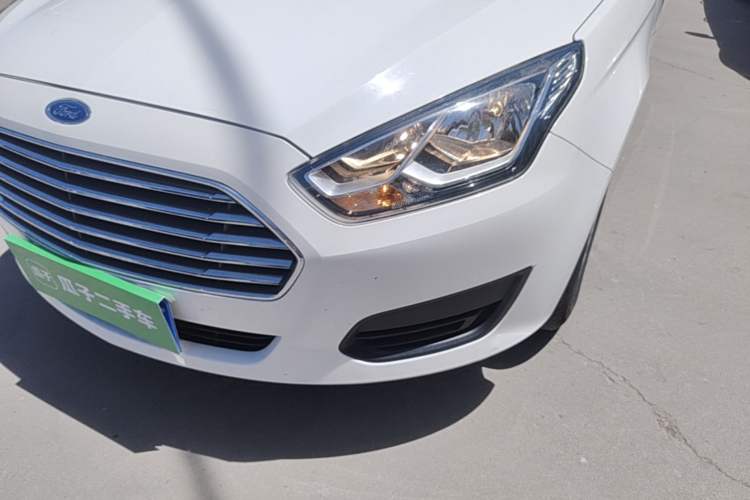 Used Ford Escort 2017 Revised Version 1.5L Automatic Comfort Edition Left Front Headlight