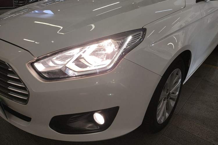 Used Ford Escort 2017 Happiness Edition 1.5L Automatic Fashion Version Left Front Headlight