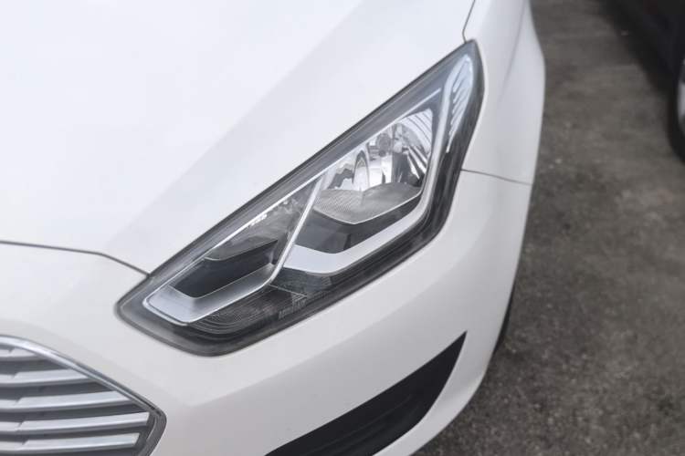 Used Ford Escort 2017 Revised Version 1.5L Automatic Comfort Edition Left Front Headlight