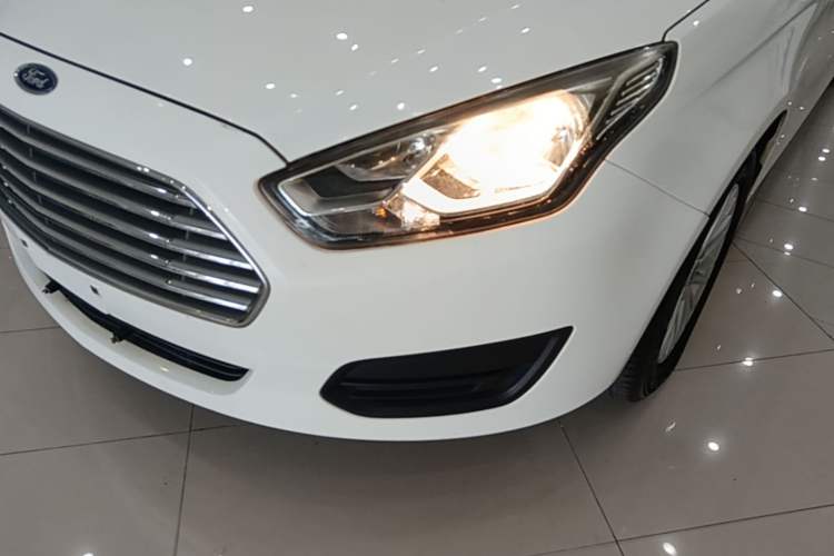 Used Ford Escort 2017 Revised Version 1.5L Automatic Comfort Edition Left Front Headlight