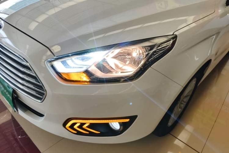 Used Ford Escort 2017 Revised Version 1.5L Automatic Comfort Edition Left Front Headlight