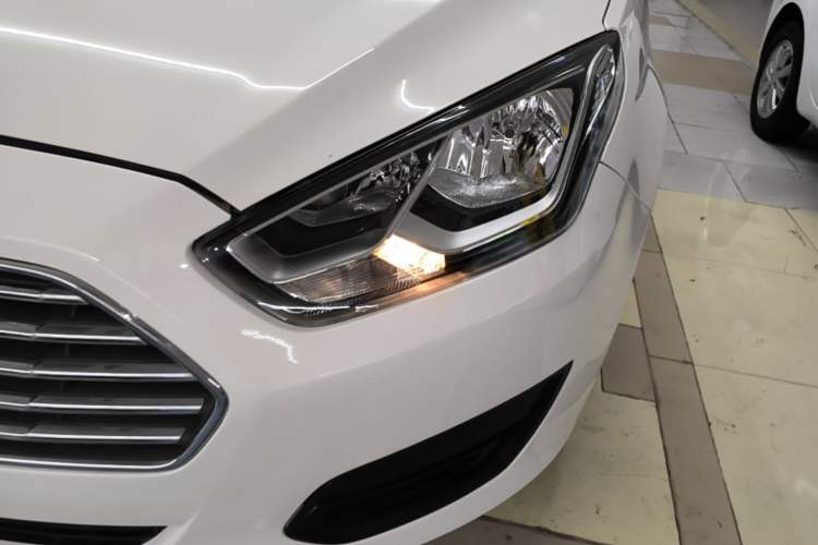 Used Ford Escort 2017 Revised Version 1.5L Manual Comfort Edition Left Front Headlight