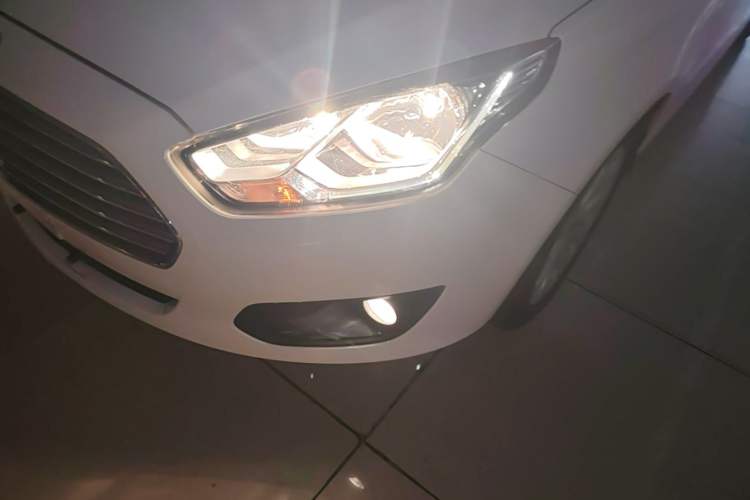 Used Ford Escort 2017 Happy Edition 1.5L Manual Fashion Model Left Front Headlight