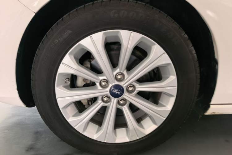 Used Ford Escort 2017 Happiness Edition 1.5L Automatic Fashion Version Left Front Wheel Hub